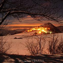 Piégut en hiver sous les lueurs de la pleine lune