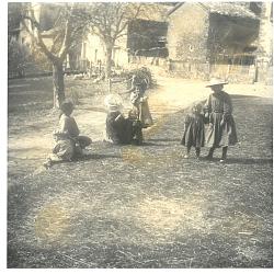 Enfants face à la rue des Coudouniers et l'école