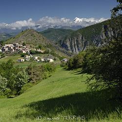 Piégut et le Vieux Chaillol au loin